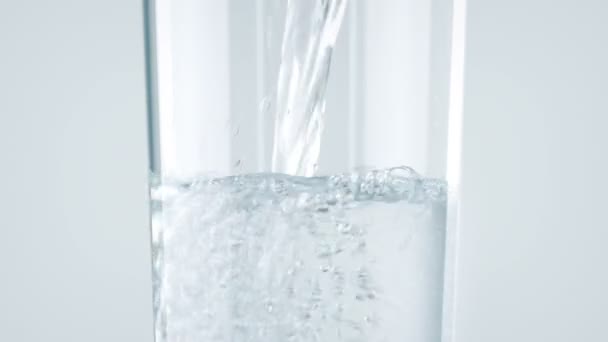 Bewegen Sie Glas Wasser Das Gegossen Wird — Stockvideo