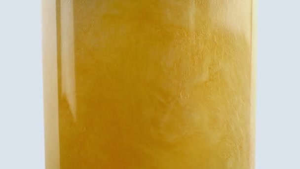 Cerveja Espumosa Despeja Vidro Closeup — Vídeo de Stock