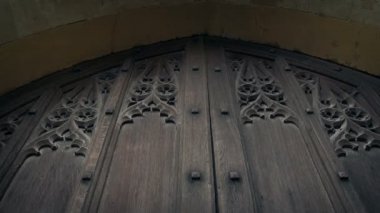 Büyük Ortaçağ Tahta Kapısı Düşük Açı