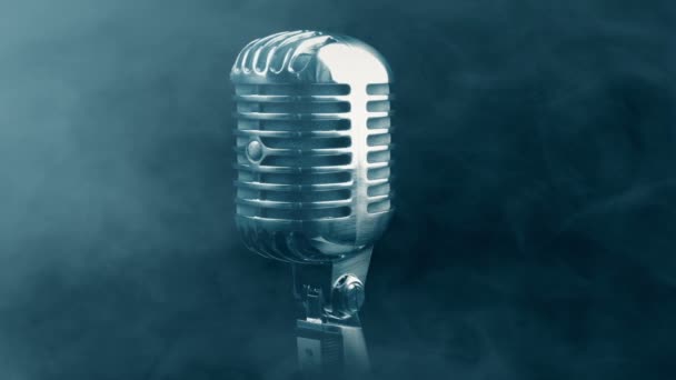 Microfone Vintage Girando Atmosfera Fumegante — Vídeo de Stock