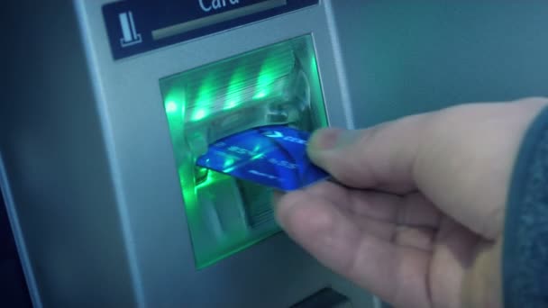 Geld Kaart Gezet Uit Bankmachine — Stockvideo