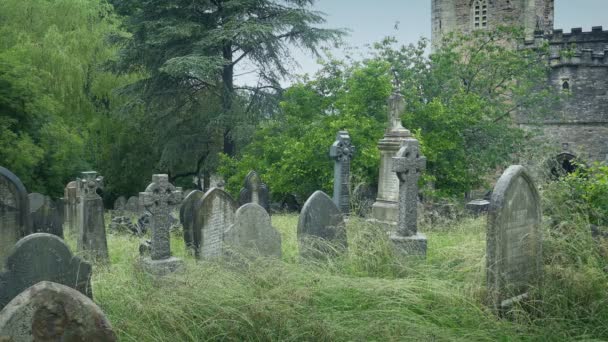 Antiguo Cementerio Iglesia Bajo Lluvia — Vídeos de Stock