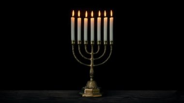 Masanın Ortasında Yahudi Menorah Mum Tutucu