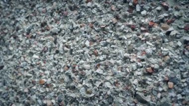 Zorlu bir Taş Ev Duvarı boyunca ilerlemek