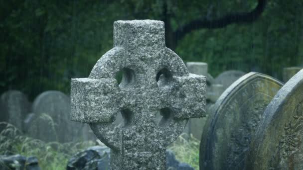 Croix Style Celtique Sous Pluie Dans Cimetière — Video