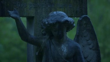 Kanatlı Melek Heykeli Yağmurlu Akşamlarda