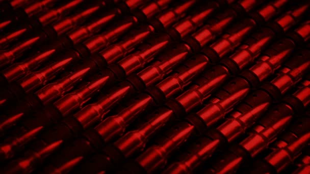 rangées de balles de fusil dans la lumière rouge