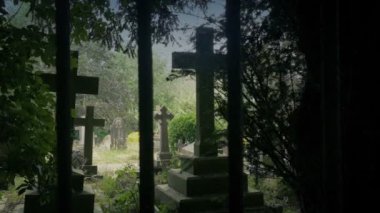 Mezarlığın dışında bir sürü mezarlık var.