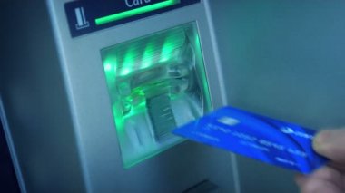 ATM (Herhangi bir Para Birimi) Para Çekme Sırası - Çoklu Açı