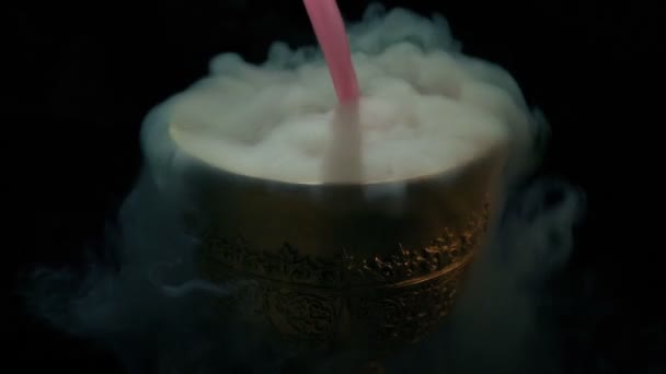 Faire Une Potion Rouge Bouillonnante Fumée Dans Gobelet — Video