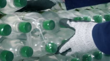 Bir paket su şişesi alınır veya istiflenir