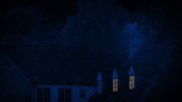 Kırsal Bina Işıklar Açık Baca Tütüyor — Stok video