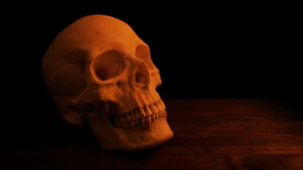 在黑暗的房间里燃烧着的骷髅 — 图库视频影像