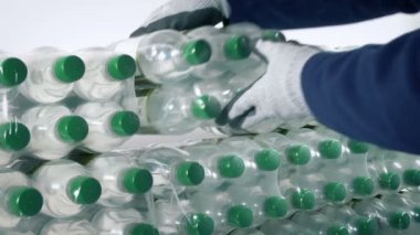 Şişelenmiş Su Paketleri Yükleniyor veya Boşaltılıyor