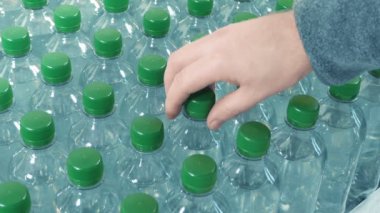 İnsan Masadan Su Şişe Aldı