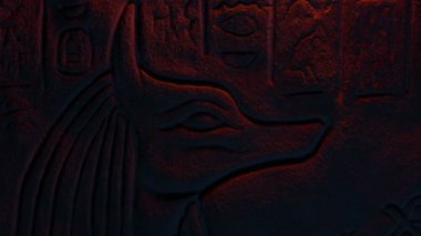 Mısır Çakal Başlı Tanrısı Ateş Işığında