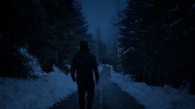 Akşamları Karlı Yol 'da Yürüyen Adam