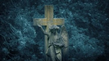 Soyut Rüya Mavi Arkaplanda Melek Heykeli