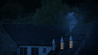 Geceleri kırsal kesimde baca sigara içiyor.