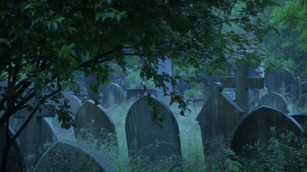 Cimetière sous de fortes pluies tard dans la journée