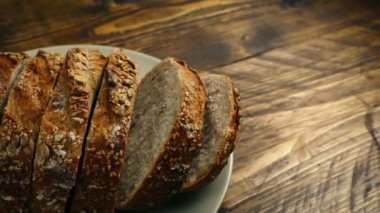 Tabakta dilimlenmiş bir somun ekmek