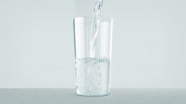 Kişi bardağa su döker