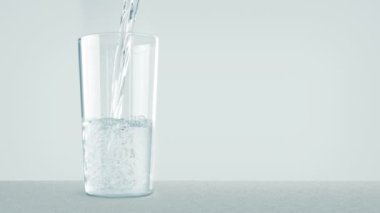 Bir bardak filtrelenmiş su dökülüyor.