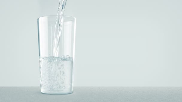 Glas Gefilterd Water Dat Wordt Gegoten — Stockvideo