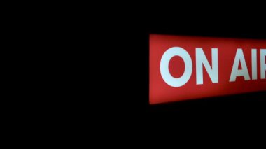 Karanlıktaki Hava Yayın Tabelasında