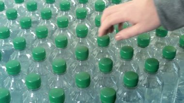 Su Şişeleri Yakından Çekildi