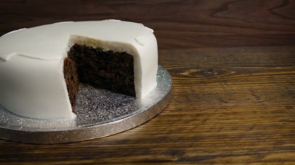 Gâteau Aux Fruits Sur Table Avec Tranche Retirée — Video