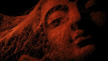 Antik Buda Heykeli Örümcek ağlarıyla kaplı Ateş Işığıyla