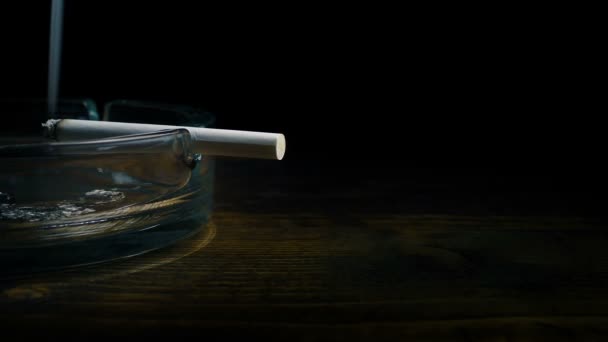 Podání Cigarety Popelník Stůl — Stock video