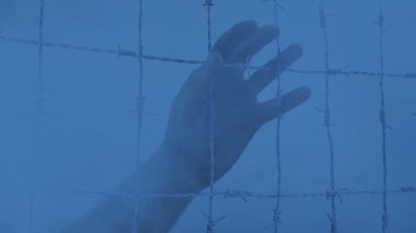 Adam Duman Giderek Kabloyu Çitle Kaptı