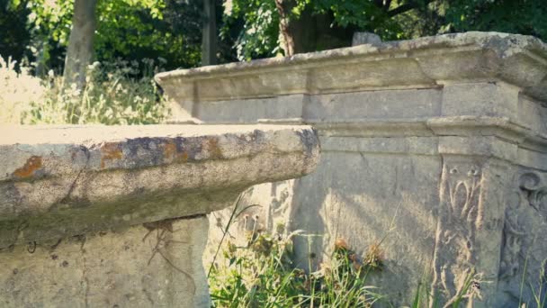 Αρχαίες Κρύπτες Στο Νεκροταφείο Βράδυ Φως Του Ήλιου — Αρχείο Βίντεο