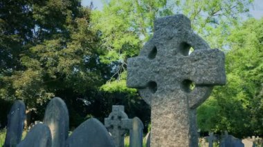 Kilisenin avlusunda Kelt Haçı Mezar Taşı Geçiyor