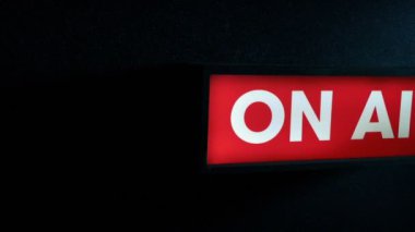 Duvardaki Hava Yayın tabelasında