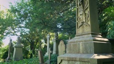 Huzurlu Yapraklı Mezarlıkta Anıt Geçiyor