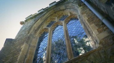 Kilisenin Pencereleri Rüzgarda Yürüyen Ağaçları Yansıtır