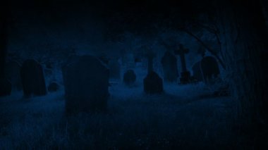 Gece yarısı bir sürü mezarla kilisenin bahçesinde yükseliyor.