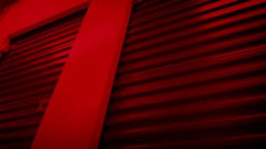 Yüksek Güvenlikli Bina 'daki Depo Birimlerinden Geçiliyor