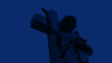 Karanlıktaki Melek Heykeli