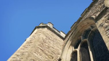 Güneşli bir günde Düşük Açı Kilise Binası