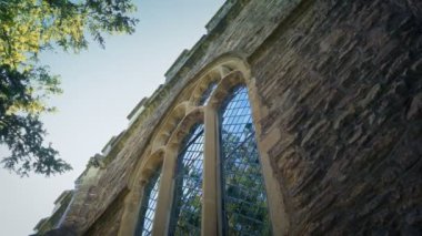 Kilisenin pencerelerinden geçmek Rüzgardaki Ağaçları Yansıtmak