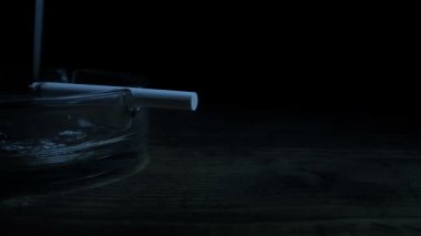 Sigara Kül Tablasında Karanlık Oda 'da