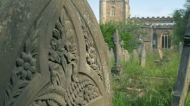 Sunny Kilisesi 'nin avlusunda Mezarlar Geçiyor