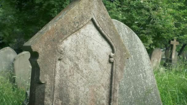 Alter Grabstein Auf Dem Friedhof — Stockvideo