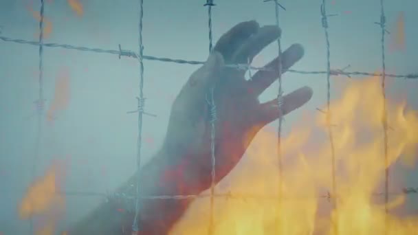 Hand Auf Zaun Mit Rauch Und Feuer — Stockvideo