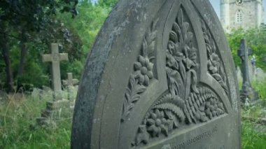 Kilisenin avlusunda Süslü Mezar Taşı