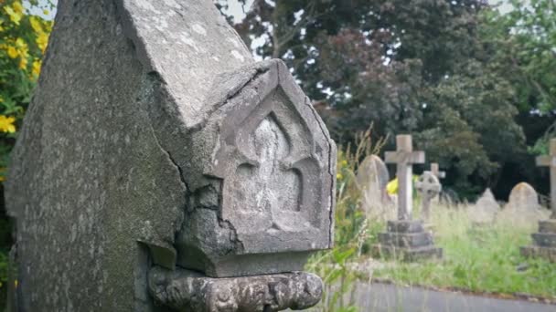 Alter Verwitterter Grabstein Auf Dem Friedhof — Stockvideo